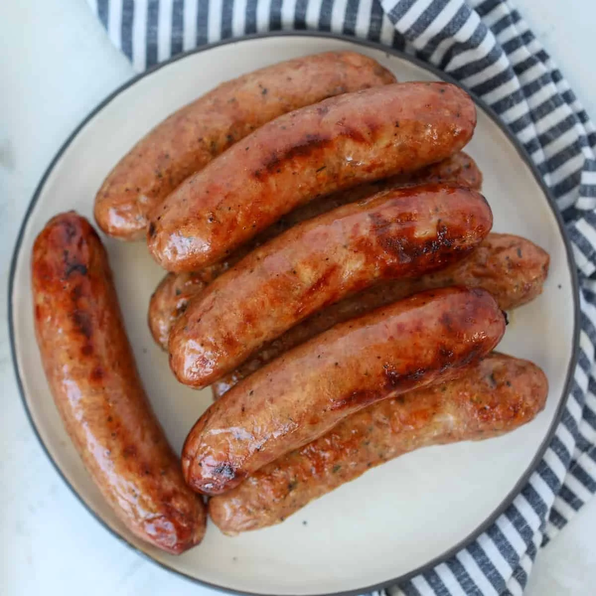Cooked chicken sausage in the air fryer on a plate