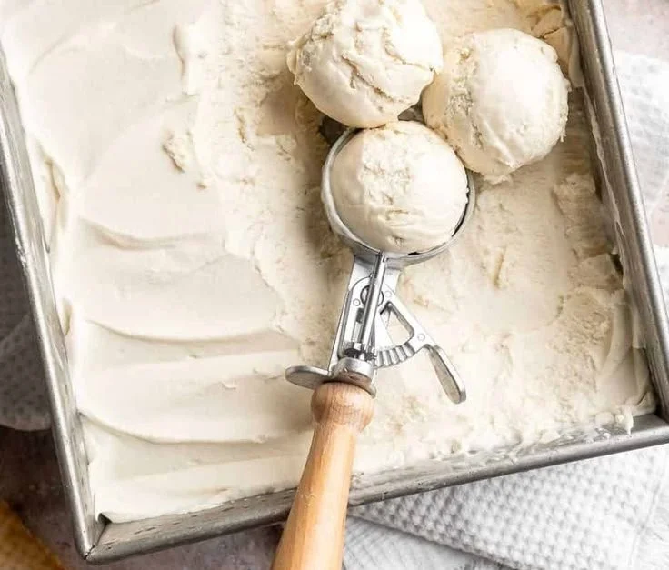 No churn vanilla ice cream with strawberry jam and toasted peanuts topping